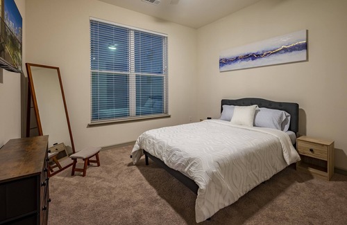 Central Business District Apartment | City views Luxury Downtown Houston Unit - 5 min walk to Toyota Center