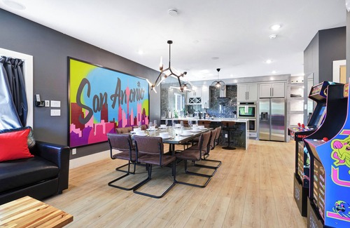 Downtown San Antonio House | City Views Rooftop Karaoke, Pool, Hot Tub, Games