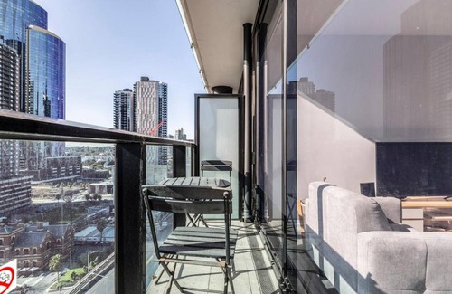 Southbank Apartment | Cityscape Comforts - Stylish Retreat in Melbourne