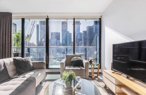 Southbank Apartment | Cityscape Comforts - Stylish Retreat in Melbourne