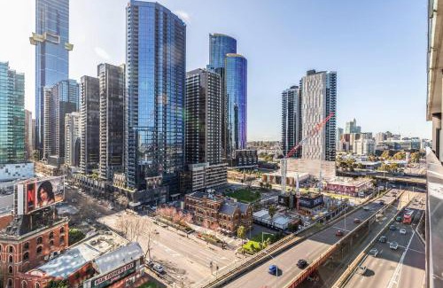 Southbank Apartment | Cityscape Comforts - Stylish Retreat in Melbourne