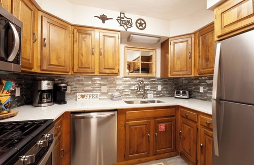 Red River Cabin | CJ A-Frame 3 - In Town - Ski In/Ski Out - Free WiFi - Cable - Hot Tub - Washer/D