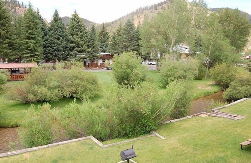 Red River House | CJ Townhouse 2 - On the River - Across from the Fishing Ponds - Free WiFi - Cabl