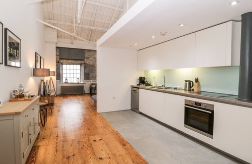 Plymouth Cottage | CLARENCE RIVERSIDE, ROYAL WILLIAM YARD, romantic in Plymouth