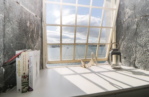 Plymouth Cottage | CLARENCE RIVERSIDE, ROYAL WILLIAM YARD, romantic in Plymouth