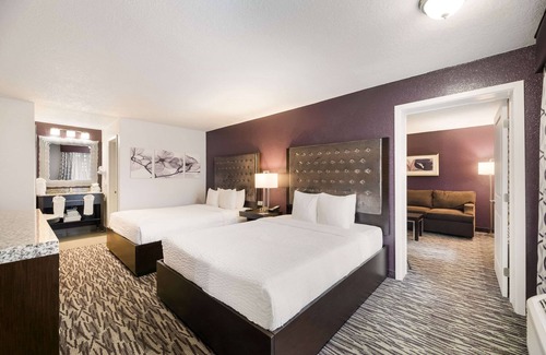Florida Center Hotel | Clarion Inn & Suites Across From Universal Orlando Resort