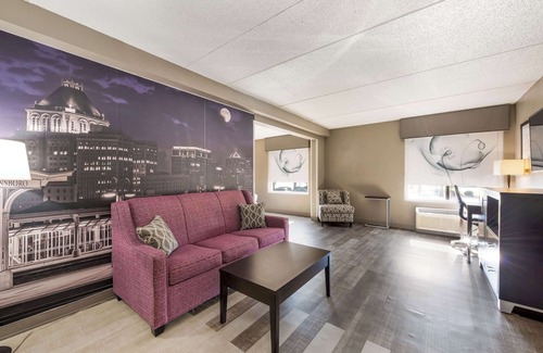Greensboro Hotel | Clarion Pointe Greensboro Airport
