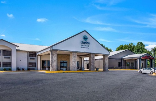 Marshall Hotel | Clarion Pointe Marshall