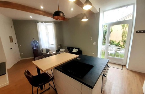 Vienne Apartment | Classé 4 étoiles - Cybèle - Centre ville 2 Chambres, cour privative et Garage