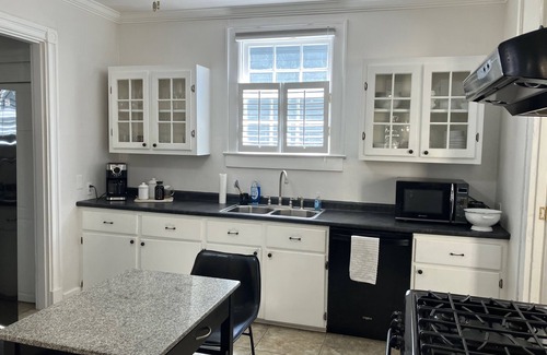 Leonidas House | Classic 2bd/1ba Carrollton Cottage near Streetcar line & River