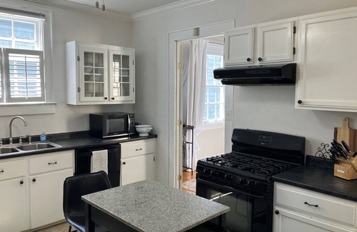 Leonidas House | Classic 2bd/1ba Carrollton Cottage near Streetcar line & River