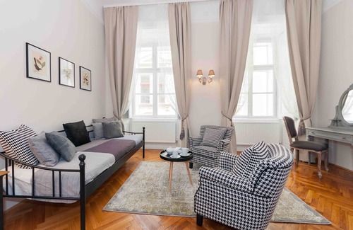Innere Stadt Apartment | Classic 3-bed with A/C, Balcony Near The Cathedral