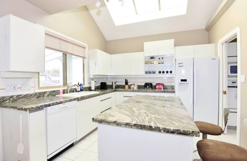 Arbutus Ridge House | Classic and Cozy House with Air Conditioning