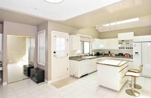 Arbutus Ridge House | Classic and Cozy House with Air Conditioning