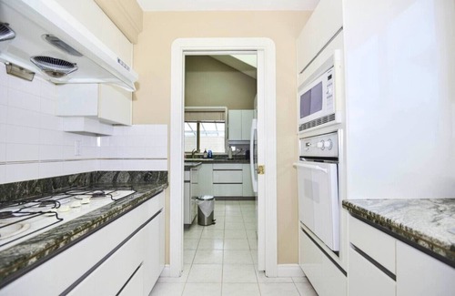 Arbutus Ridge House | Classic and Cozy House with Air Conditioning