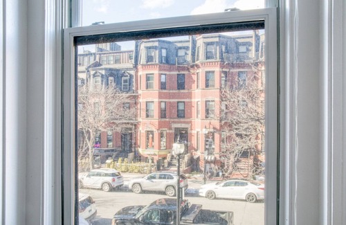 Back Bay Apartment | Classic Boston Studio on Newbury w/A+ shopping and dining by Blueground