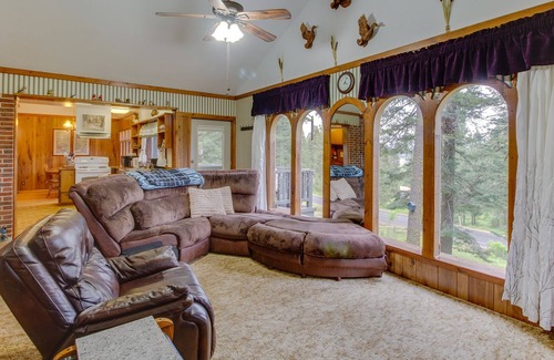 Cascade Cabin | Classic cabin with views, guest suite, and forest acccess