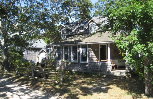East Falmouth House | Classic Cape Cottage, Walk to Beach, Historic Menauhant Community w/Yacht Club