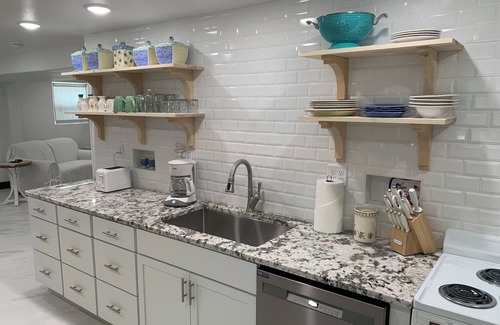 Cheyenne Apartment | Classic Charm B with Central AC, High Speed WiFi, Full Size Washer Dryer
