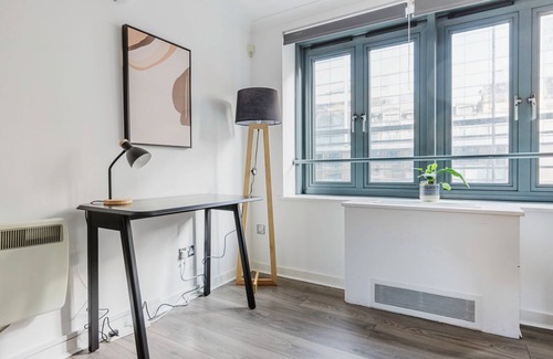 Bishopsgate Apartment | Classic City of London 1BR, Furniture & Decor Included, by Blueground