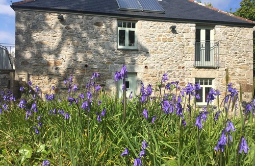 Mabe House | Classic Cornish Granite barn in a beautiful rural landscape.