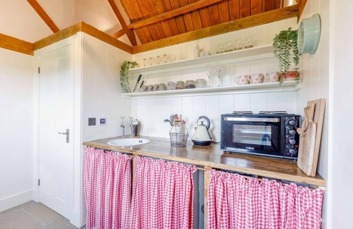 Faringdon Cottage | Classic Family Barn Conversion with hot tub - High & Little Barns
