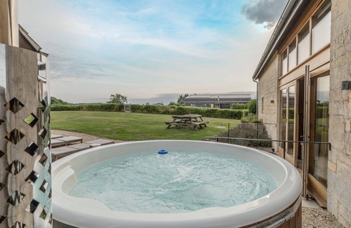 Faringdon Cottage | Classic Family Barn Conversion with hot tub - High & Little Barns