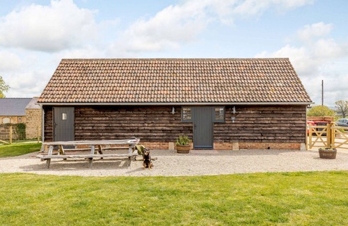 Faringdon Cottage | Classic Family Barn Conversion with hot tub - High & Little Barns