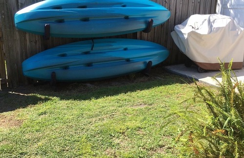 Ruskin House | Classic fishing cabin with free kayaks/boats!Close to beach! Dock your boat n/c!