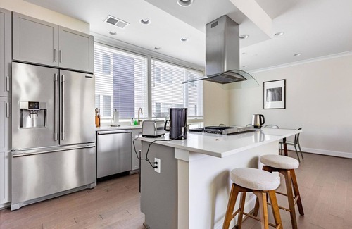 Nauck House | Classic Green Valley 3BR w/W/D, nr Restaurants & Bars, by Blueground