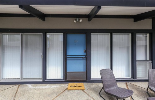 University South Apartment | Classic Palo Alto 2BR w/Balcony, nr Caltrain & Dining, by Blueground