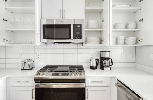 Playa Del Rey Apartment | Classic Playa Del Rey 2BR w/Pool, Jacuzzi & Gym, near LAX, by Blueground