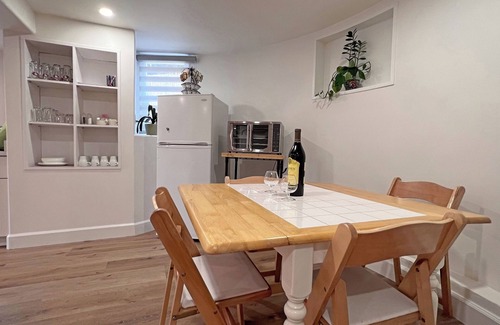 Millbrae House | Classy 2B2B Ground Unit w/AC, Deck and Private Baths near Millbrae Downtown 610