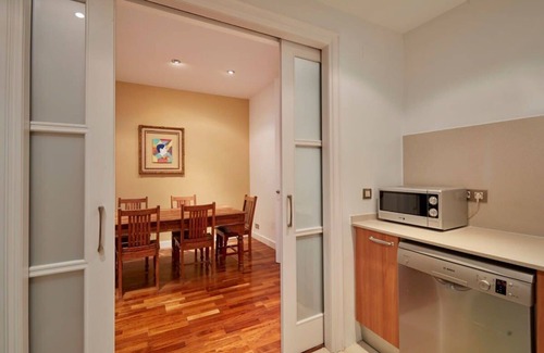 L'Antiga Esquerra de l'Eixample Apartment | Classy 3BD - 2.5BTH with private patio in Eixample
