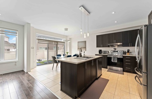 Ottawa Division House | Classy and Inviting 4BD | 15 MINS 2DT