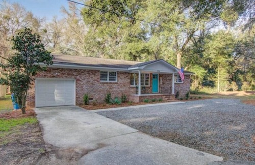 Johns Island House | Classy Johns Island Retreat with King Bed + Firepit!