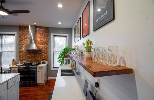 The Gate Apartment | Classy Midtown 3BR, King Master