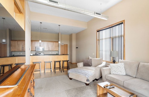 West Des Moines Apartment | Classy Safe Private Apartment w/Amenities Across f/Jordan Creek Mall w/Elevator