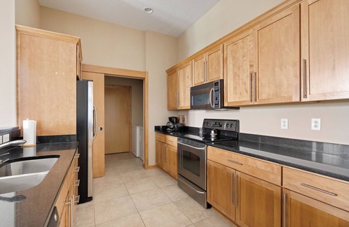 West Des Moines Apartment | Classy Safe Private Apartment w/Amenities Across f/Jordan Creek Mall w/Elevator