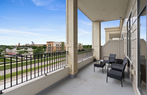 West Des Moines Apartment | Classy Safe Private Apartment w/Amenities Across f/Jordan Creek Mall w/Elevator
