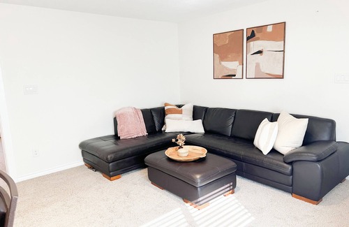 Eugene House | Clean and comfortable 2-bedroom house with AC, WiFi in central Eugene location.