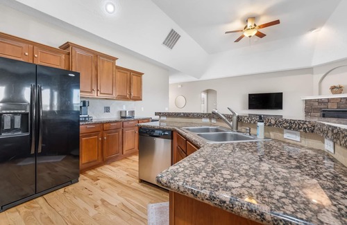 Meridian House | Clean and Comfortable Centrally Located 5br/3Bath home in Meridian, ID.