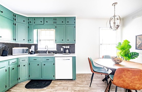 Berclair House | Clean and Comfy 3 Bedroom House (Sleeps 8)
