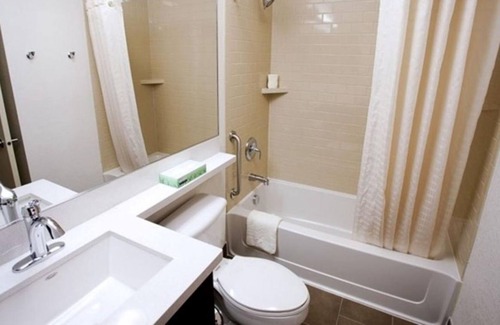 Westchase House | Clean and Comfy Unit, Kitchen, Pool, Fitness Center