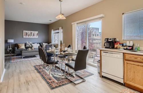 Aurora House | Clean and luxurious 3 bedroom & 2 Living room house