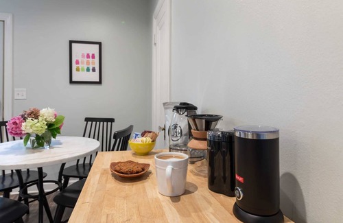 Lower Burns Park Apartment | Clean and Quiet 4 bedroom Flat near Downtown and Campus