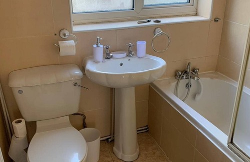 Luton House | Clean and Secure Contractor Housing *free parking*