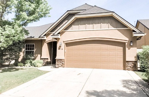 Meridian House | Clean, Comfy, and Cozy Near Everything! (Family and Dogs Friendly:)