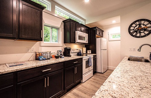 Dahlonega Cottage | Clean & Comfy! Close to Dahlonega Square, UNG, Weddings & Wine. Dogs welcome!