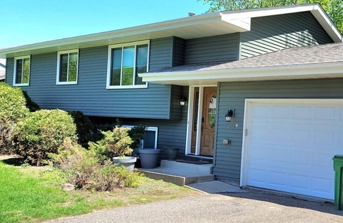 Eagan House | Clean, Comfy, digs close to all the attractions